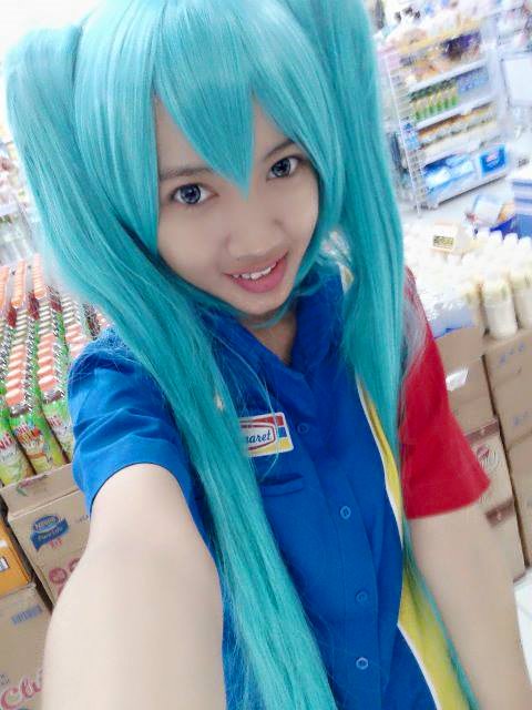 Gadis kasir minimarket ini berdandan cosplay di tempat kerja, unik! Gadis kasir minimarket ini berdandan cosplay di tempat kerja, unik!