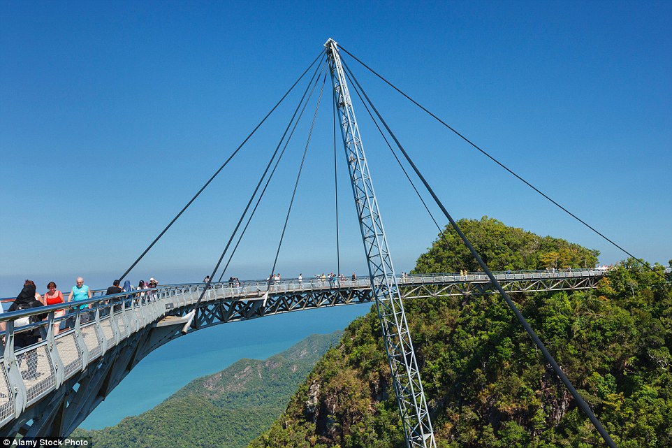 10 Jembatan paling ngeri di dunia, bikin deg-degan melewatinya!  