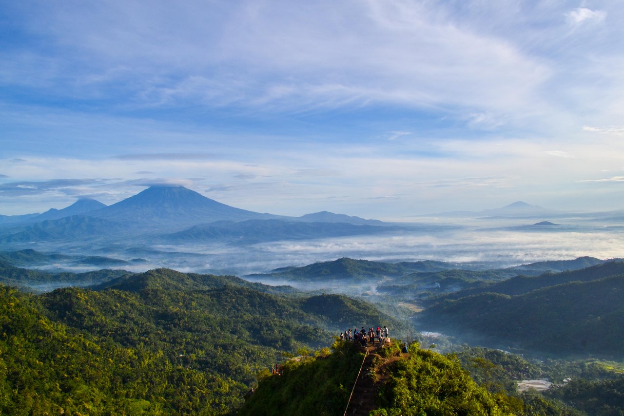 Dari sini kamu bisa lihat panorama 8 puncak gunung di Jawa Tengah