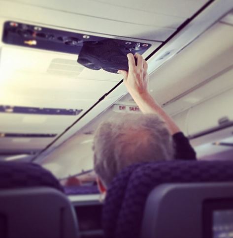 13 Kelakuan traveler paling ngawur di pesawat, jangan ditiru ya?