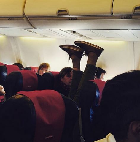 13 Kelakuan traveler paling ngawur di pesawat, jangan ditiru ya?