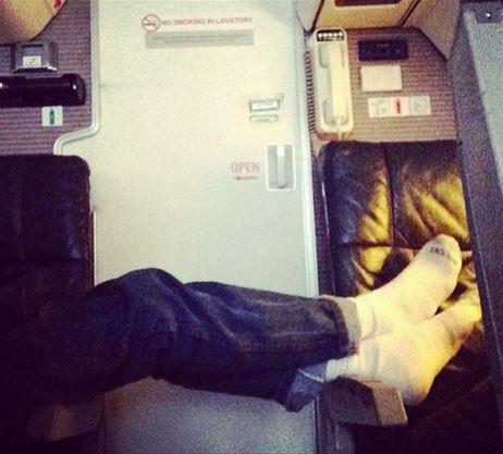 13 Kelakuan traveler paling ngawur di pesawat, jangan ditiru ya?