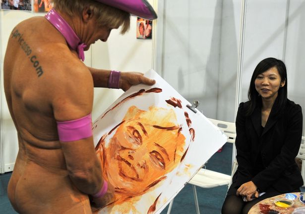 Lain daripada yang lain, seniman ini melukis pakai alat kelamin