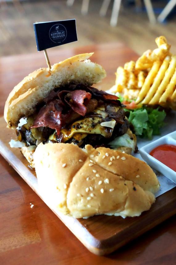Didirikan 3 anak muda, kafe burger jumbo ini favorit di Jakarta 