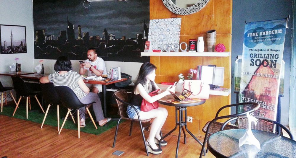 Didirikan 3 anak muda, kafe burger jumbo ini favorit di Jakarta 