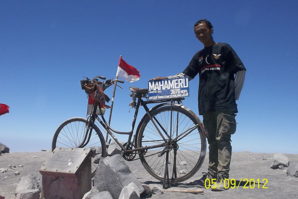 Dahsyat! Pria ini taklukan 27 puncak gunung dengan sepeda onthelnya