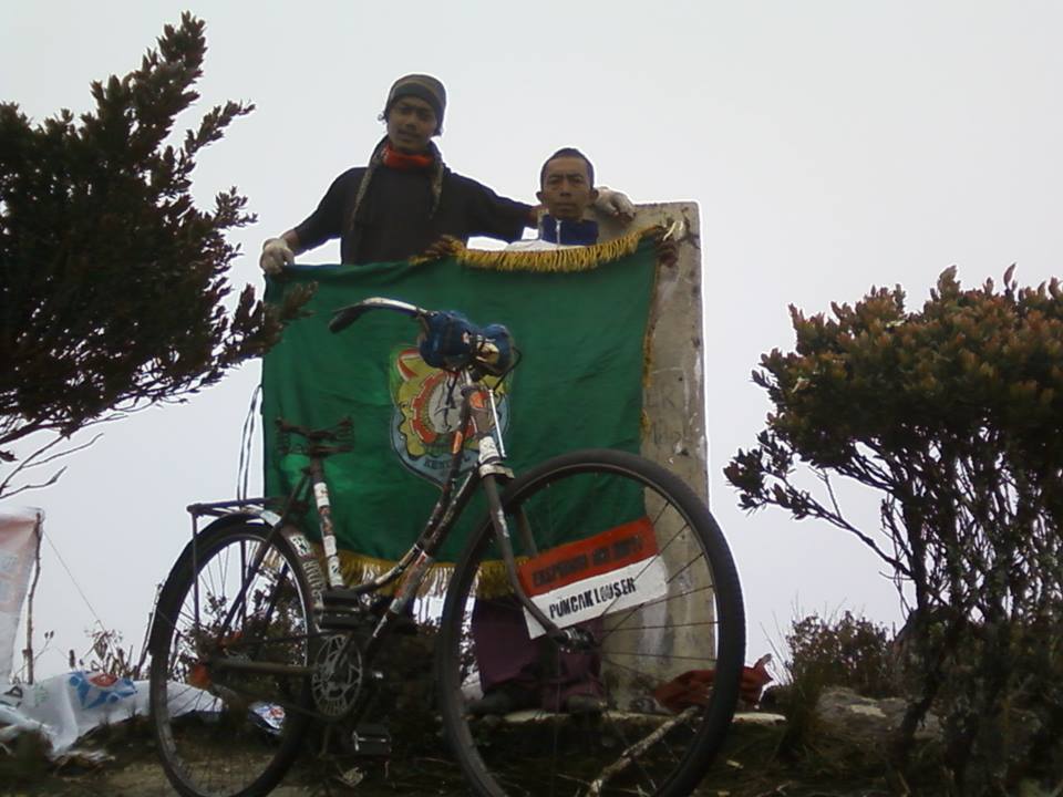 Dahsyat! Pria ini taklukan 27 puncak gunung dengan sepeda onthelnya