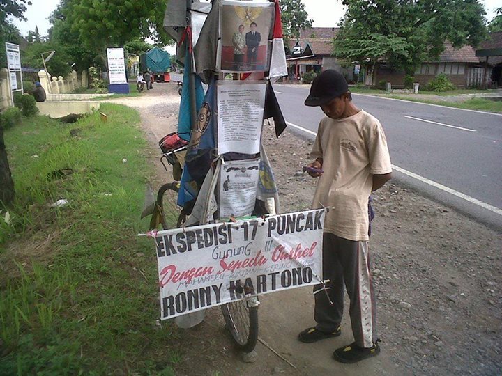 Dahsyat! Pria ini taklukan 27 puncak gunung dengan sepeda onthelnya