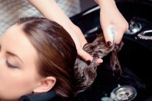 Salah kaprah kaum hawa keramas pakai soda, ternyata bikin rambut rusak