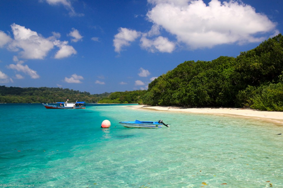 8 Pulau kecil ini cocok banget buat liburan anak muda kekinian!