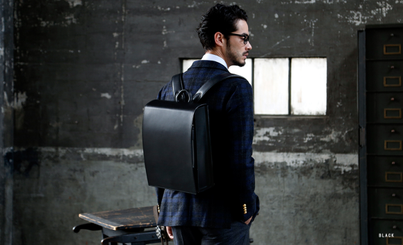 Tas kotak ala nobita kini sedang tren di kalangan anak muda