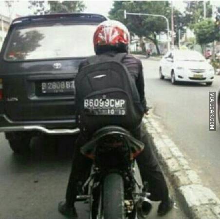 25 Meme kocak pengendara motor di Indonesia yang bikin ketawa mules