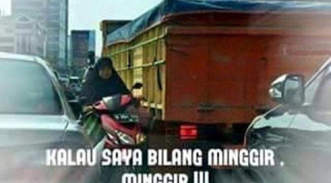 25 Meme kocak pengendara motor di Indonesia yang bikin ketawa mules