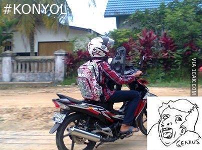 25 Meme kocak pengendara motor di Indonesia yang bikin ketawa mules