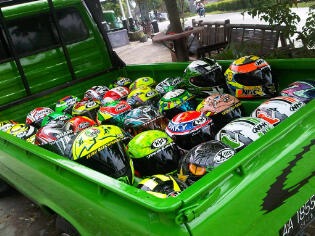 Kisah Iis, punya hobi nyeleneh koleksi ratusan helm balap