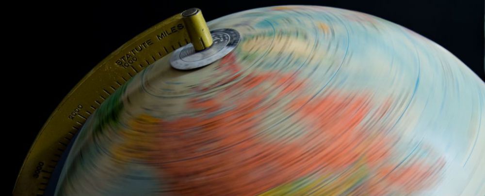 Kenapa kamu tak pernah bisa merasakan rotasi bumi?