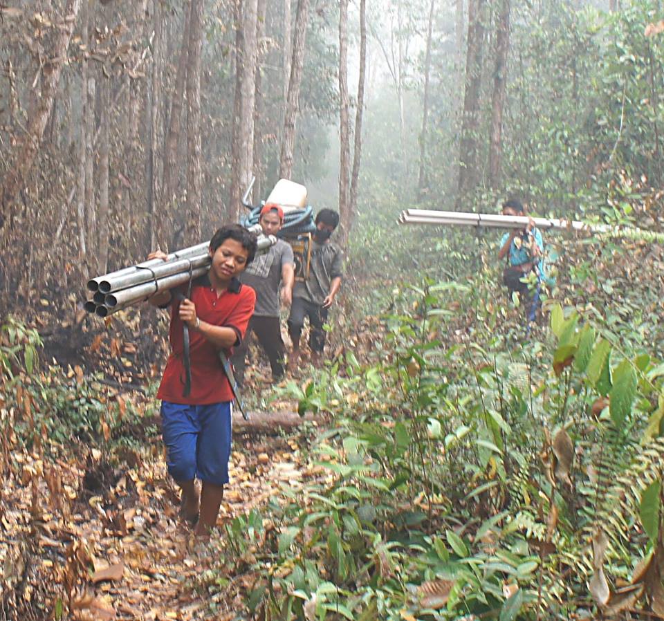 Hendra & Daniel, anak muda berjibaku lawan asap tanpa banyak kata