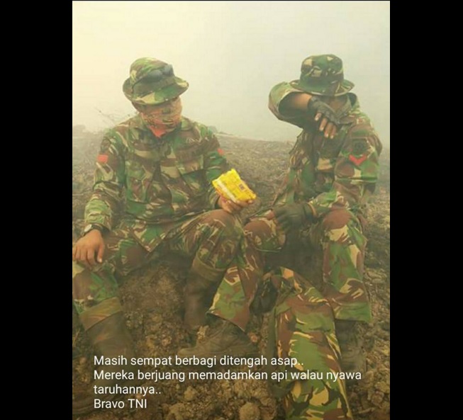 Pasukan TNI berbagi makanan saat padamkan kebakaran hutan tuai simpati
