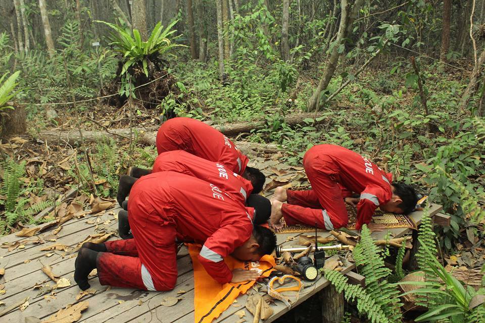 Mereka bekerja keras padamkan api di hutan Kalimantan Tengah, salut!