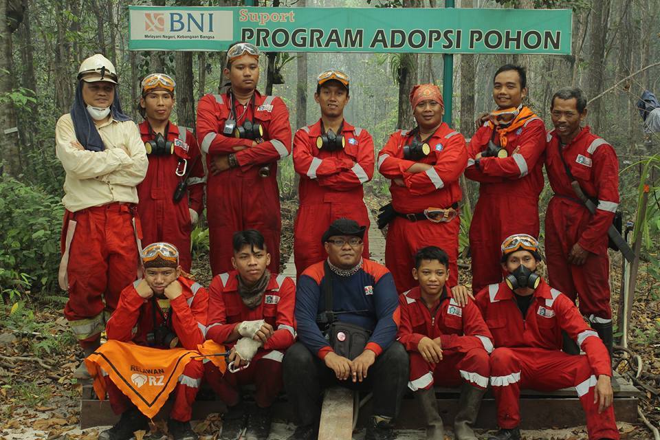 Mereka bekerja keras padamkan api di hutan Kalimantan Tengah, salut!