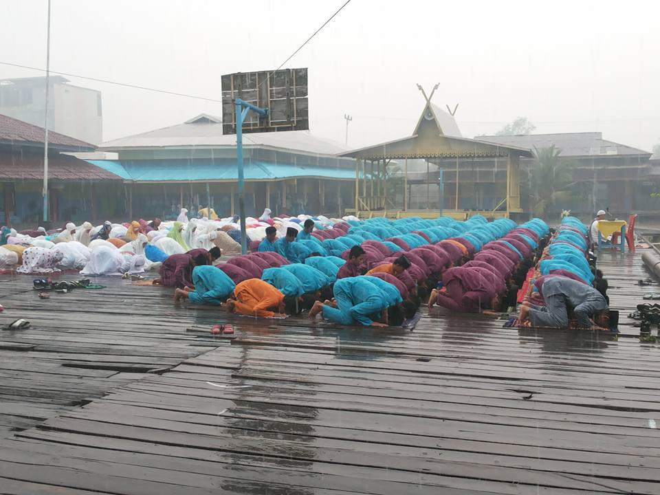 Hujan lebat di Riau ketika shalat Istisqa sedang didirikan