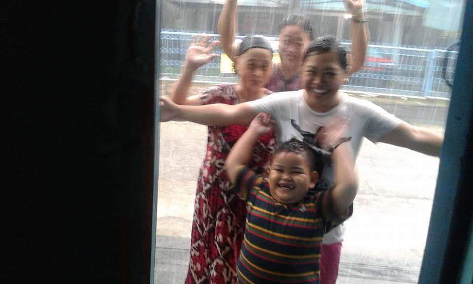 Potret kebahagiaan warga Kalimantan ketika turun hujan