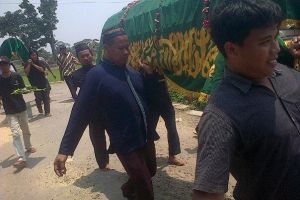 Jasad suami belum dikubur, si istri menyusul meninggal dunia