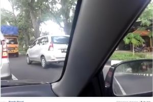 Ini akibatnya jika nekat nyerobot jalur, repot & malu sendiri kan!