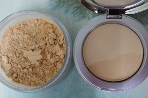 Bingung pilih bedak padat atau tabur? Ini jawabannya
