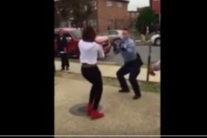 Cara konyol polisi dalam mendamaikan perkelahian ini terbukti jitu!