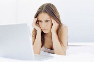 Penuaan dini karena layar komputer bisa dicegah dengan pelembap kulit