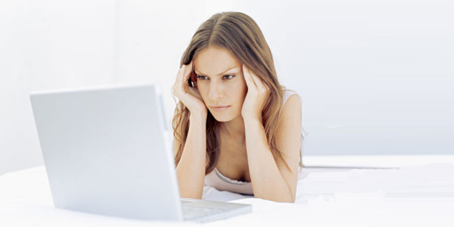 Penuaan dini karena layar komputer bisa dicegah dengan pelembap kulit