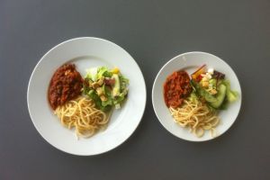 Piring kecil bisa bantu kamu turunkan berat badan lho, percaya nggak?