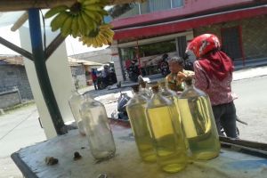 Mbah Suminah setia jualan premium eceran demi sekolahkan anak