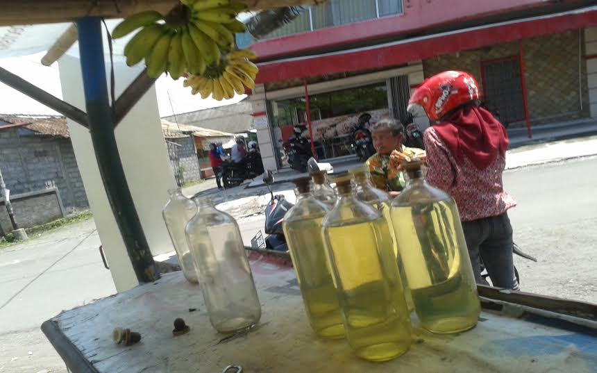 Mbah Suminah setia jualan premium eceran demi sekolahkan anak