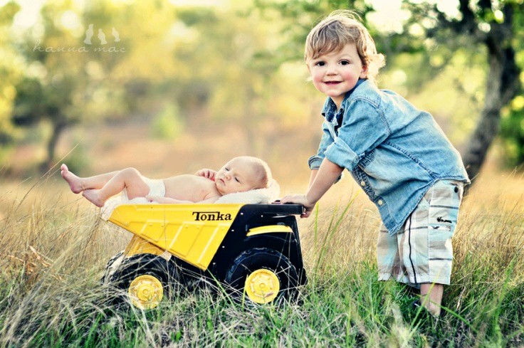 24 Foto kelakuan bocah bersama adik bayinya, bikin gemes!