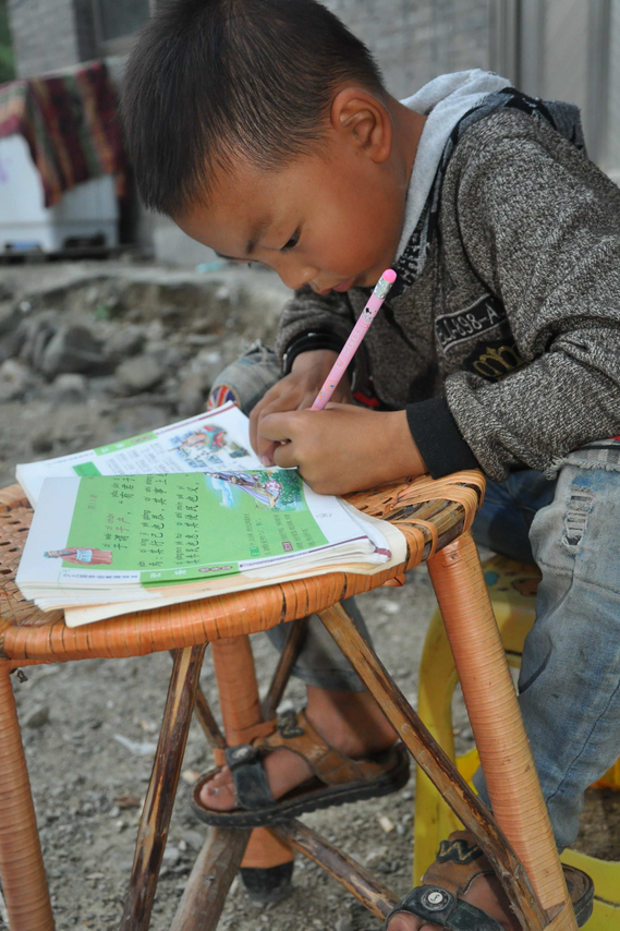 Kisah haru bocah 7 tahun rawat ayahnya yang lumpuh seorang diri, salut Kisah haru bocah 7 tahun rawat ayahnya yang lumpuh seorang diri, salut