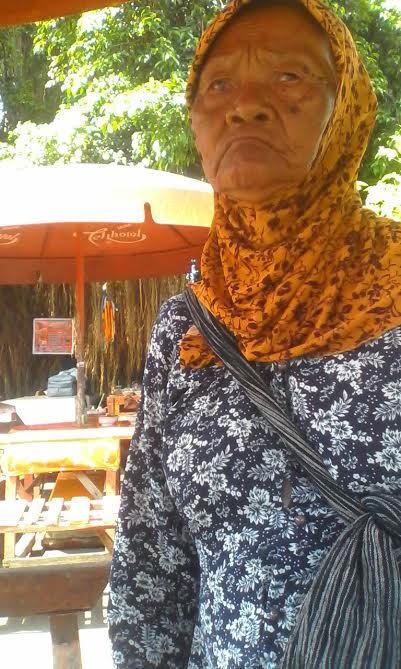 Pantang menyerah, Mbah Watiyem jalan kaki 7 jam jualan makanan kecil Pantang menyerah, Mbah Watiyem jalan kaki 7 jam jualan makanan kecil