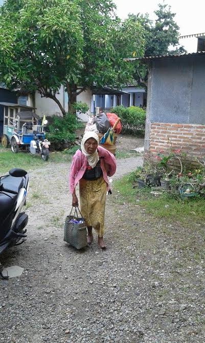 Tanpa alas kaki, Mbah Jiyem dari subuh berjalan 7 km jualan sayur