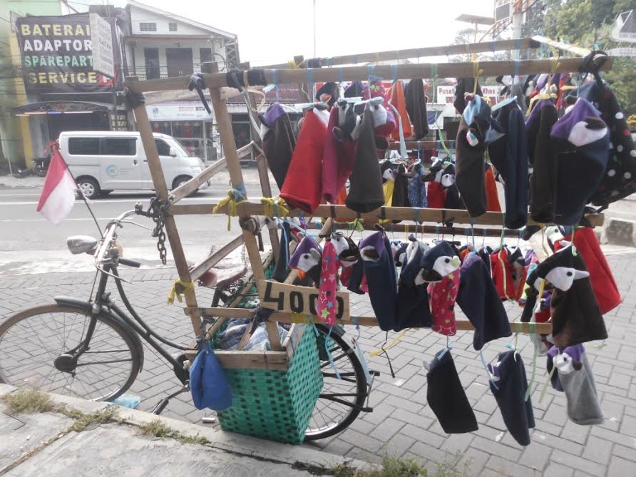 Di usia senja Mbah Par tetap jual boneka tangan, salut! Di usia senja Mbah Par tetap jual boneka tangan, salut!