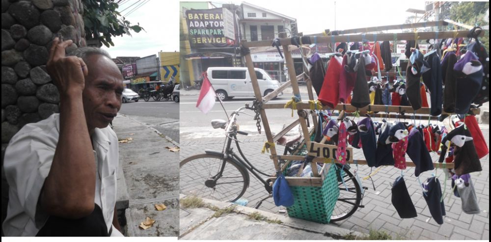 Di usia senja Mbah Par tetap jual boneka tangan, salut! Di usia senja Mbah Par tetap jual boneka tangan, salut!