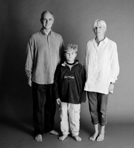 Orangtua dan anak ini berfoto dengan pose sama selama 22 tahun