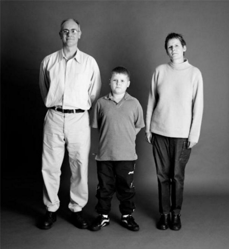 Orangtua dan anak ini berfoto dengan pose sama selama 22 tahun