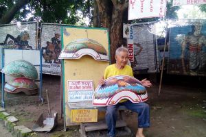 Kakek ini terjemahkan perasaan tukang becak dalam lukisan di selebor