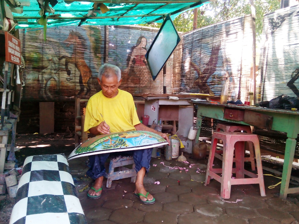 Sepi order, kakek pelukis selebor becak beralih melukis batu nisan
