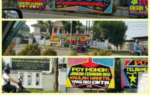 Karangan bunga ini dipajang Poy karena tak mau bercerai, salut!