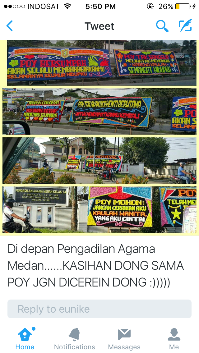 Karangan bunga ini dipajang Poy karena tak mau bercerai, salut!