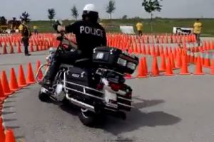 VIDEO: Skill polisi dengan moge yang bikin kagum