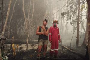 Anak punk ini ikut padamkan kebakaran hutan tanpa alas kaki, salut!