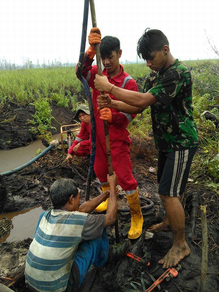 Anak punk ini ikut padamkan kebakaran hutan tanpa alas kaki, salut! Anak punk ini ikut padamkan kebakaran hutan tanpa alas kaki, salut!